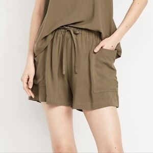 Old Navy High-Waisted Playa Shorts -- 3.5-inch inseam Olive Green (L) NWT!